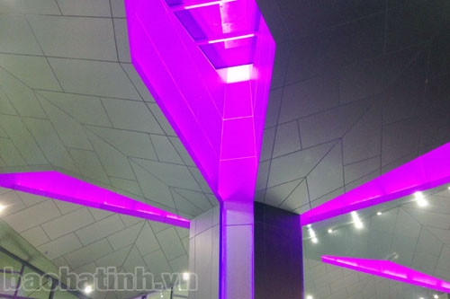 Ngắm những mái nhà được "khoét" hình lá sen với hệ thống đèn Led màu tím này, du khách sẽ quên đi cảm giác mỏi mệt trong những chuyến đi dài hay khi phải chờ chuyến trong khoảng thời gian dài