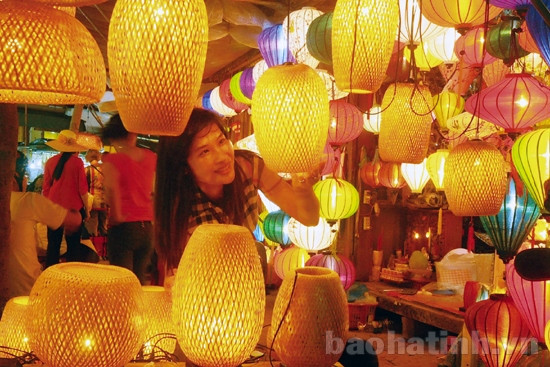 Khẽ nhắm mắt, tôi thấy phiên chợ của ngày mai có mấy cô bé, cậu bé dập dìu cùng mẹ lựa đồ trong se lạnh những ngày cận kề xuân. (Ảnh: Đậu Bình) Khẽ nhắm mắt, tôi thấy phiên chợ của ngày mai có mấy cô bé, cậu bé dập dìu cùng mẹ lựa đồ trong se lạnh những ngày cận kề xuân. (Ảnh: Đậu Bình)