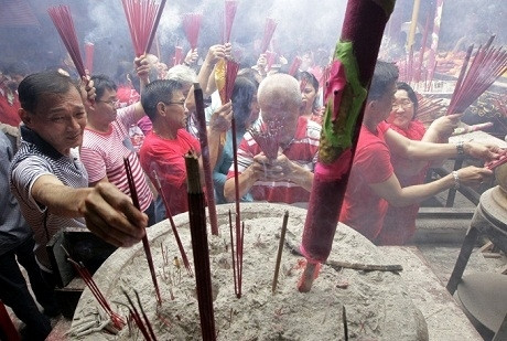 Người dân Indonesia gốc Hoa thắp hương, cầu nguyện năm mới an lành tại thủ đô Jakarta, Indonesia. Đối với những người gốc Hoa, cây hương đầu năm có ý nghĩa rất quan trọng, mở đầu một năm mới vạn sự như ý, bình an. (Ảnh: Philstar)