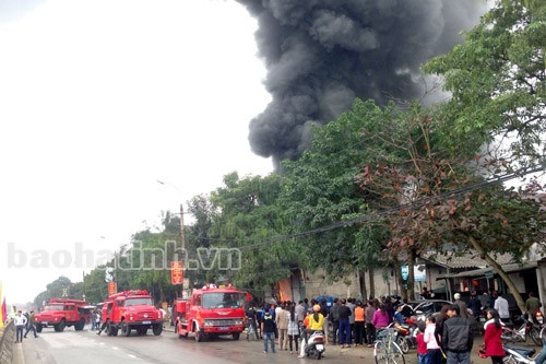 Cháy lớn tại cửa hàng kinh doanh máy nông nghiệp ảnh 1