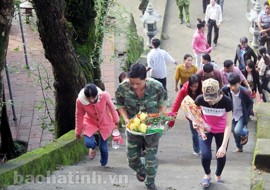 Du khách thập phương lên chùa Hương Tích cầu phúc, cầu an, cầu duyên, cầu lộc