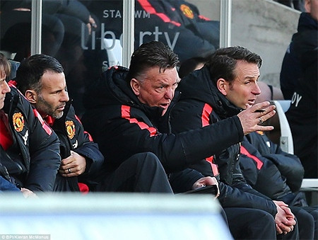 Van Gaal đang mất phương hướng ở MU Van Gaal đang mất phương hướng ở MU