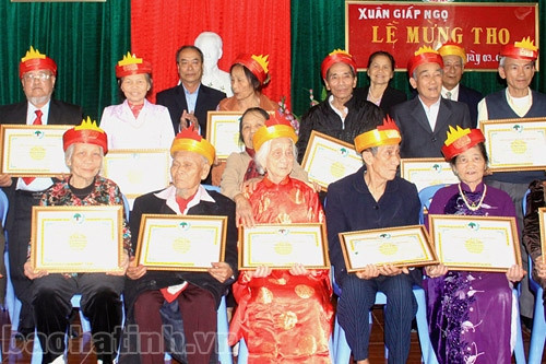 Tổ chức lễ mừng thọ người cao tuổi đã trở thành nét đẹp truyền thống ở mọi miền quê. Ảnh: Bá Tân