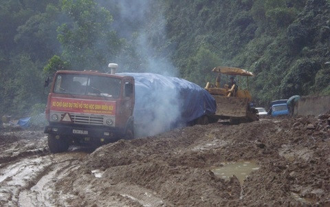 Đoàn xe chở gạo hỗ trợ ì ạch trên những con đường gian nan