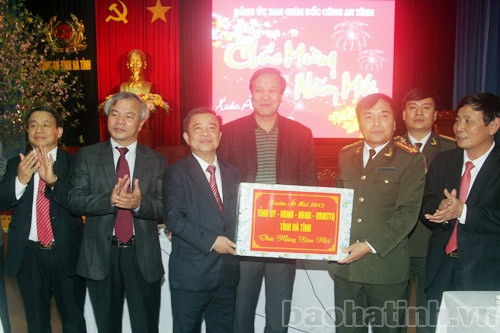 Lãnh đạo tỉnh chúc Tết các đơn vị trong đêm giao thừa Ất Mùi ảnh 2