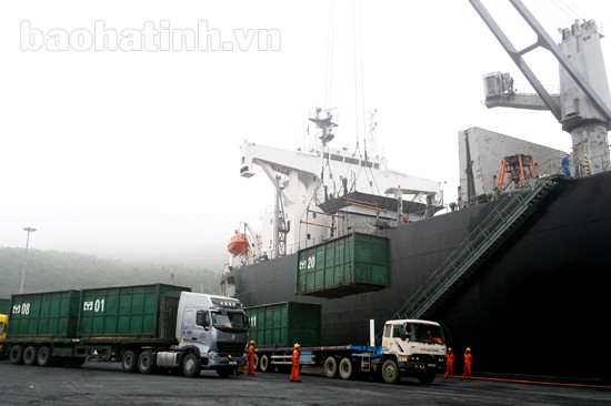 Xếp dỡ mã hàng đầu tiên tại Công ty CP Cảng Vũng Áng Việt- Lào ảnh 5