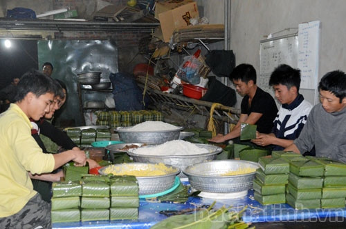 Công đoạn gói bánh ử cơ sở bà Thu thường xuyên có 8 người tham gia