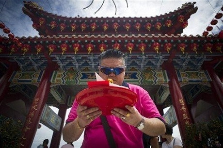 Người dân châu Á náo nức đi chùa đầu năm để cầu may ảnh 4