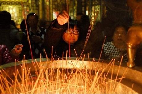Người dân châu Á náo nức đi chùa đầu năm để cầu may ảnh 11