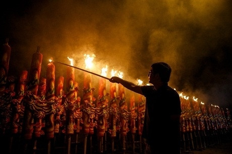 Một người đàn ông đốt những nén hương khổng lồ trong dịp năm mới tại chùa Kajang, ngoại ô thủ đô Kuala Lumpur, Malaysia. (Ảnh: EPA)
