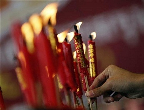 Người dân châu Á náo nức đi chùa đầu năm để cầu may ảnh 7