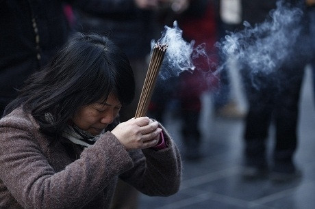 Người dân châu Á náo nức đi chùa đầu năm để cầu may ảnh 9