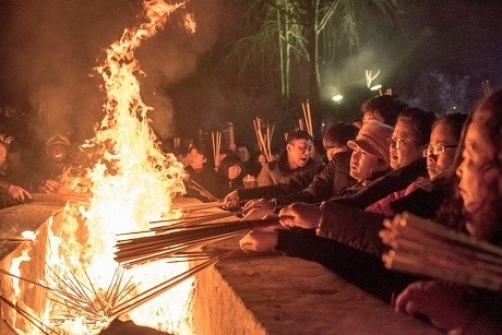 Người dân tại Hefei, Trung Quốc thắp nhang cầu năm mới an lành, hạnh phúc. (Ảnh: Getty)