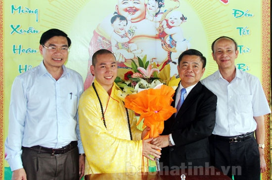 Bí thư Tỉnh ủy, Chủ tịch UBND tỉnh chúc mừng tăng ni, phật tử dịp đầu xuân ảnh 1