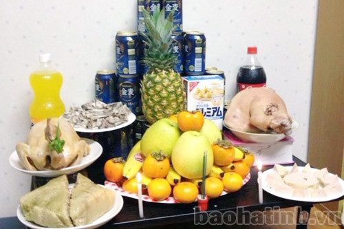 Cỗ cúng tất niên của các du học sinh Nhật Bản vẫn có mâm ngũ quả, bánh chưng xanh và cùng nhau chúc mừng năm mới để cùng “chia” nỗi nhớ nhà.