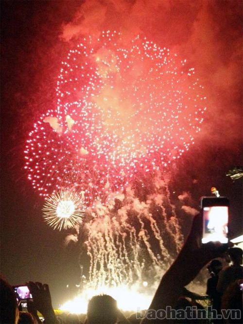 Bữa tiệc ánh sáng đầy màu sắc được “vẽ” lên trên nền trời Đài Loan. Ở đó, nhiều trái tim người Việt đang thổn thức hướng về quê hương
