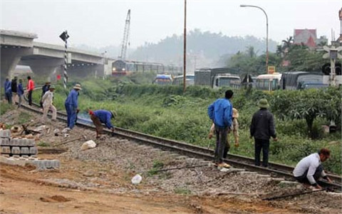 Tàu khách SE13 trật bánh, đường sắt Bắc - Nam bị ùn tắc ảnh 1