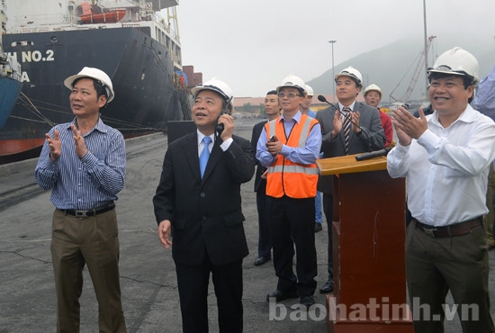 Xếp dỡ mã hàng đầu tiên tại Công ty CP Cảng Vũng Áng Việt- Lào ảnh 3