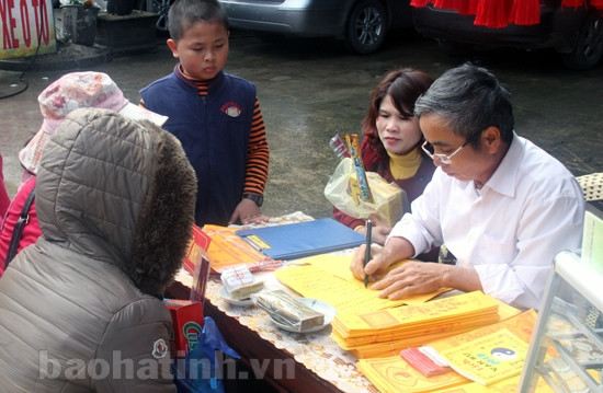 và tại bàn viết sớ chữ Nho luôn đông nghịt khách