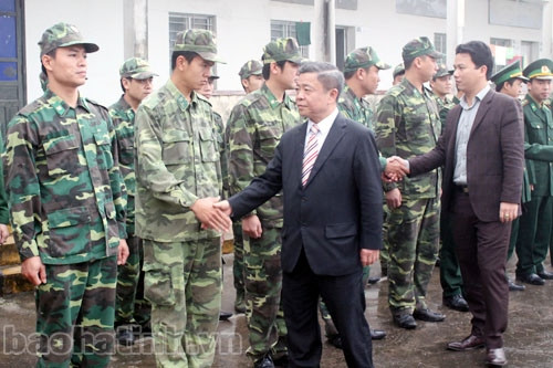 ... chúc tết cán bộ, chiến sỹ Trường 24 - Đồn Vũng Áng...