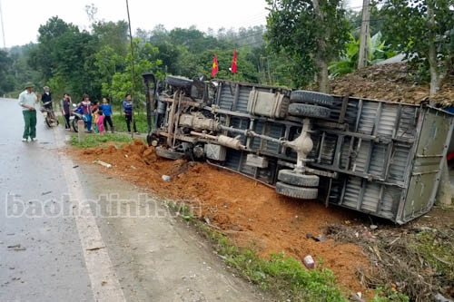 Nổ bánh trước, xe tải lật nghiêng trước hiên nhà dân bên đường ảnh 2