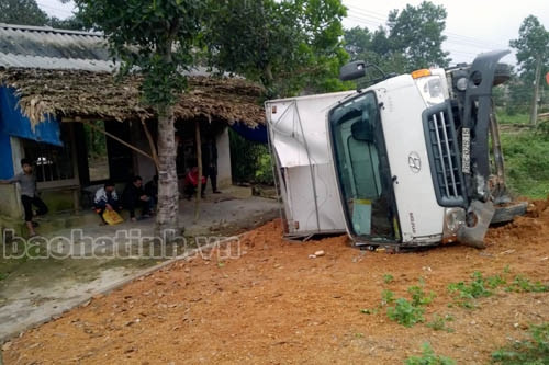 Nổ bánh trước, xe tải lật nghiêng trước hiên nhà dân bên đường ảnh 1
