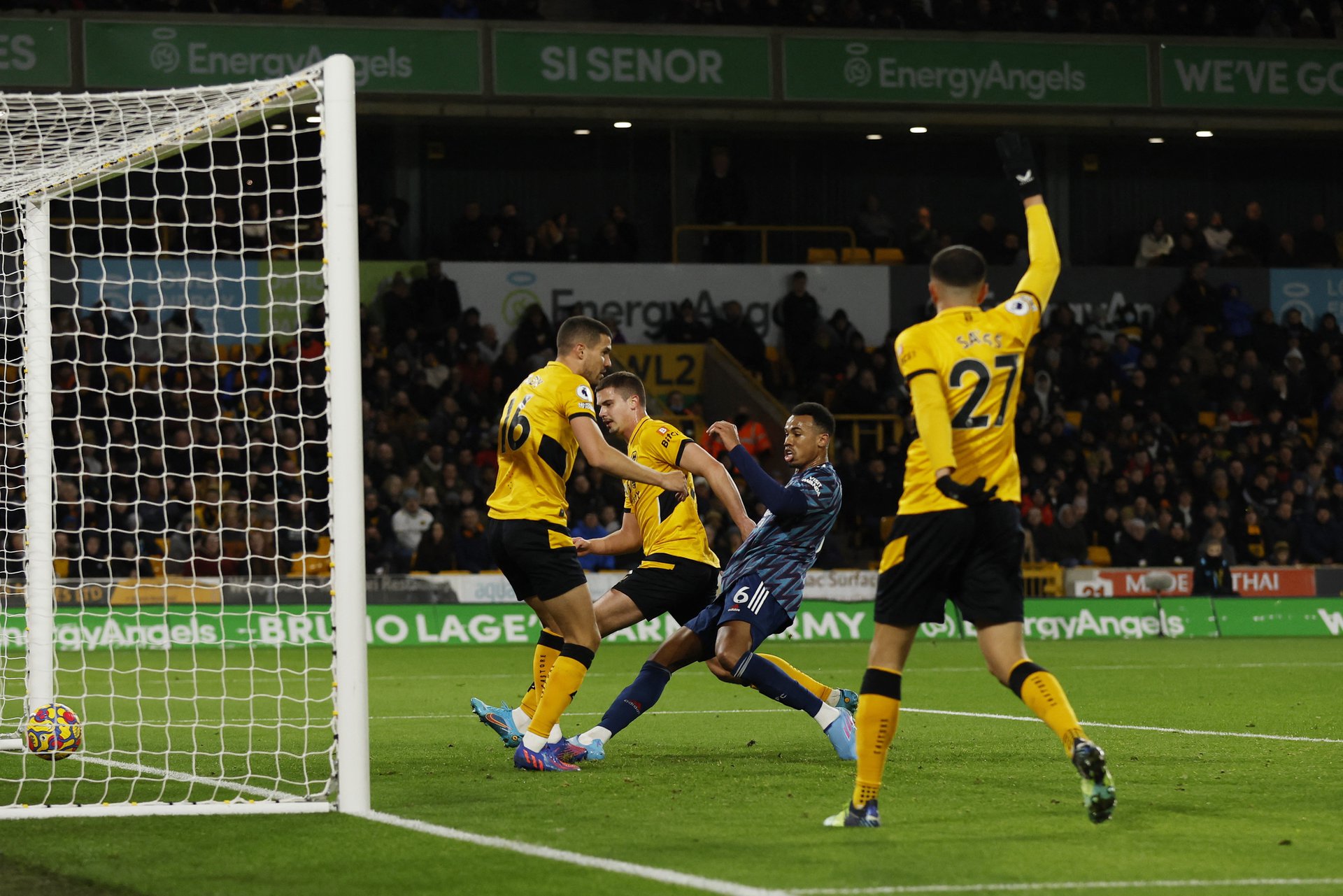 Arsenal đẩy MU xuống vị trí thứ 6