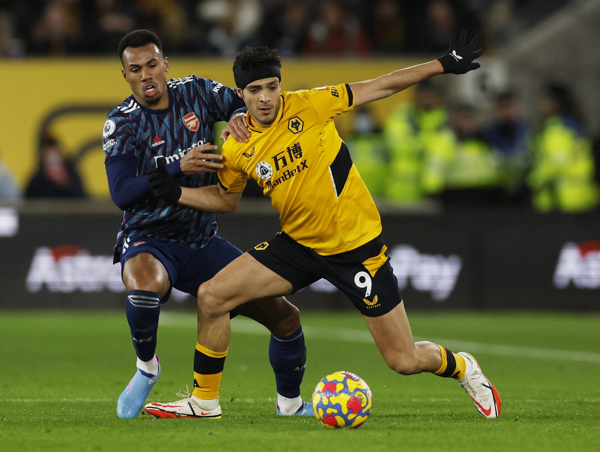 Arsenal đẩy MU xuống vị trí thứ 6