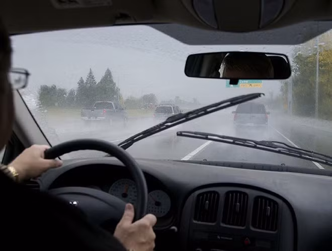 Cách khắc phục kính lái và gương mờ lái xe nên biết