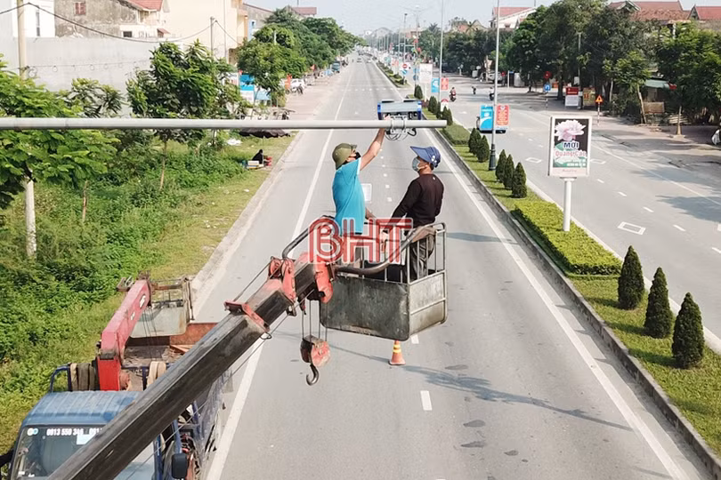 Lắp đặt cụm đèn tín hiệu tại “điểm đen” giao thông ở Hồng Lĩnh