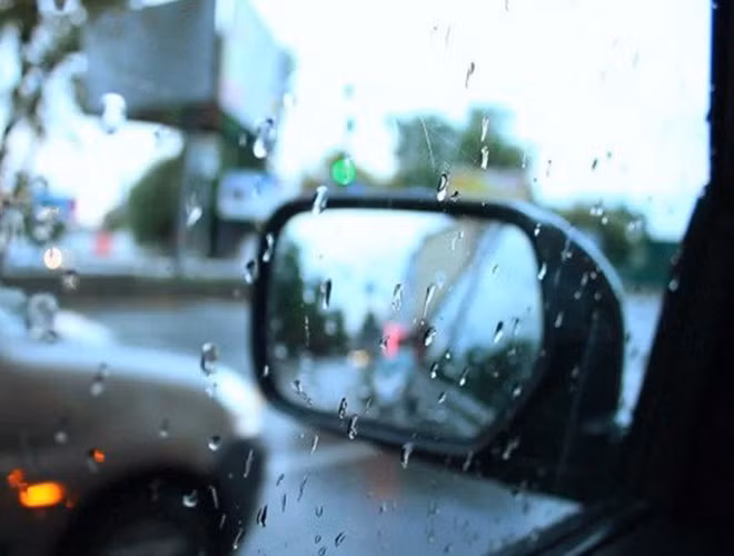 Cách khắc phục kính lái và gương mờ lái xe nên biết