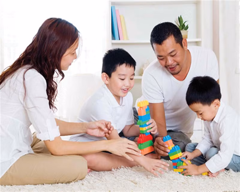 Đừng làm “tấm gương chiếu ngược” cho con trẻ!