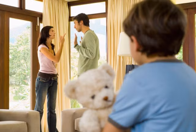 Đừng làm “tấm gương chiếu ngược” cho con trẻ!