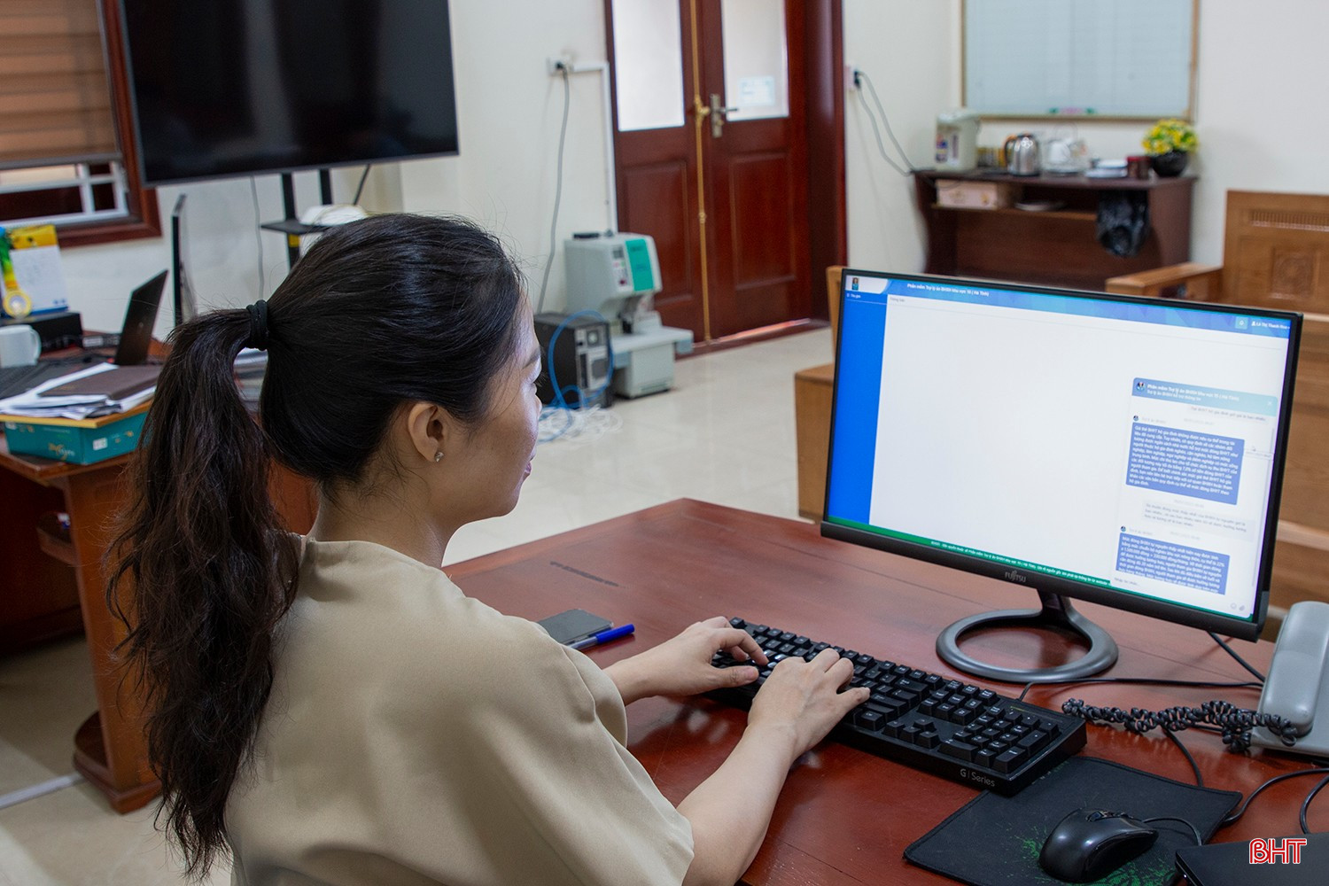 Sự ra đời của Trợ lý ảo AI trong thời gian qua đánh dấu bước phát triển mới của BHXH tỉnh trong lĩnh vực CCHC, chuyển đổi số, tạo thuận lợi hơn cho người dân khi tìm hiểu chính sách. Trong ảnh: Cán bộ CNTT BHXH Hà Tĩnh kiểm thử câu hỏi trên giao diện máy tính, hệ thống trả lời AI. Sự ra đời của Trợ lý ảo AI trong thời gian qua đánh dấu bước phát triển mới của BHXH tỉnh trong lĩnh vực CCHC, chuyển đổi số, tạo thuận lợi hơn cho người dân khi tìm hiểu chính sách. Trong ảnh: Cán bộ CNTT BHXH Hà Tĩnh kiểm thử câu hỏi trên giao diện máy tính, hệ thống trả lời AI.