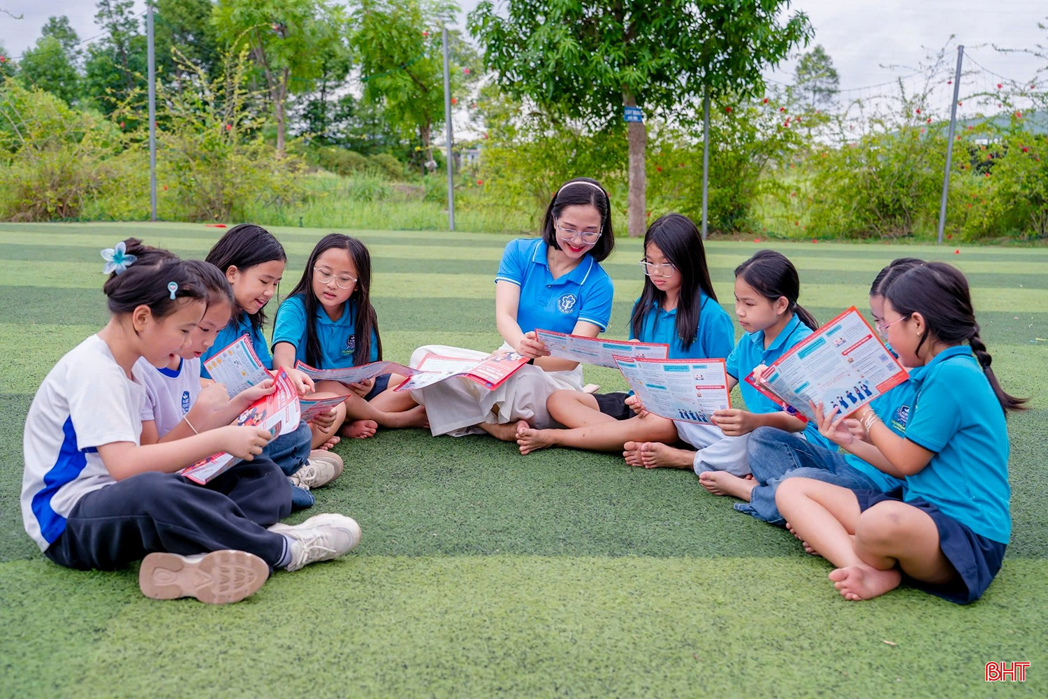 Truyền thông nhóm nhỏ, đến tận nơi để tuyên truyền là một trong những cách làm sáng tạo được BHXH tỉnh nhân rộng trên toàn tỉnh, tạo hiệu quả cho quá trình vận động người dân tham gia BHXH, BHYT. bqbht_br_1.jpg