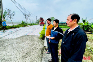 Một gia đình ở Đồng Tiến vận động 850 triệu đồng giúp thôn mở rộng đường