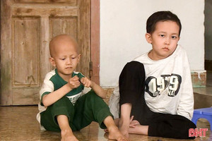 Vòng tay nhân ái: Thắt lòng cảnh 2 anh em ruột bị u não ác tính