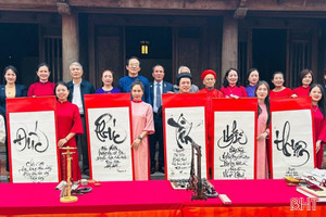 Độc đáo lễ khai bút viết thư pháp Truyện Kiều 