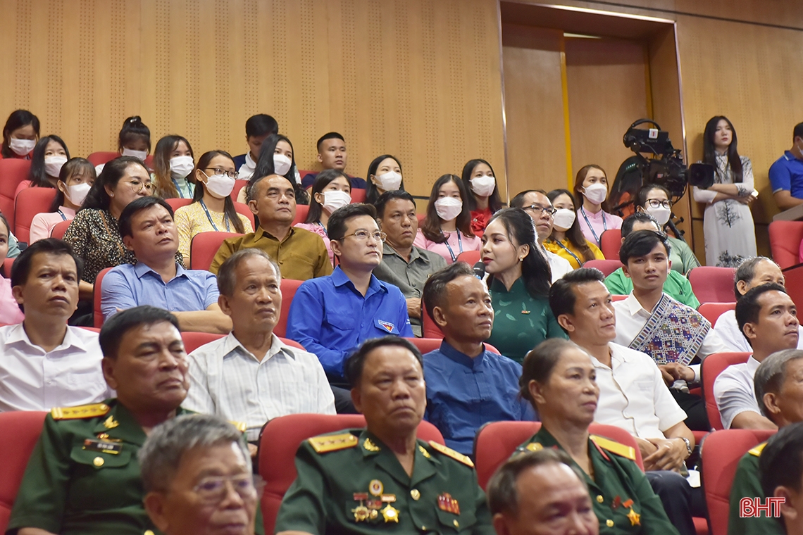 Lắng đọng Chương trình giao lưu nghệ thuật “Nghĩa tình hai mái Trường Sơn” ảnh 11 Lắng đọng Chương trình giao lưu nghệ thuật “Nghĩa tình hai mái Trường Sơn”