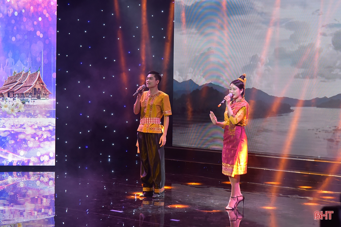 Lắng đọng Chương trình giao lưu nghệ thuật “Nghĩa tình hai mái Trường Sơn” ảnh 5 Lắng đọng Chương trình giao lưu nghệ thuật “Nghĩa tình hai mái Trường Sơn”
