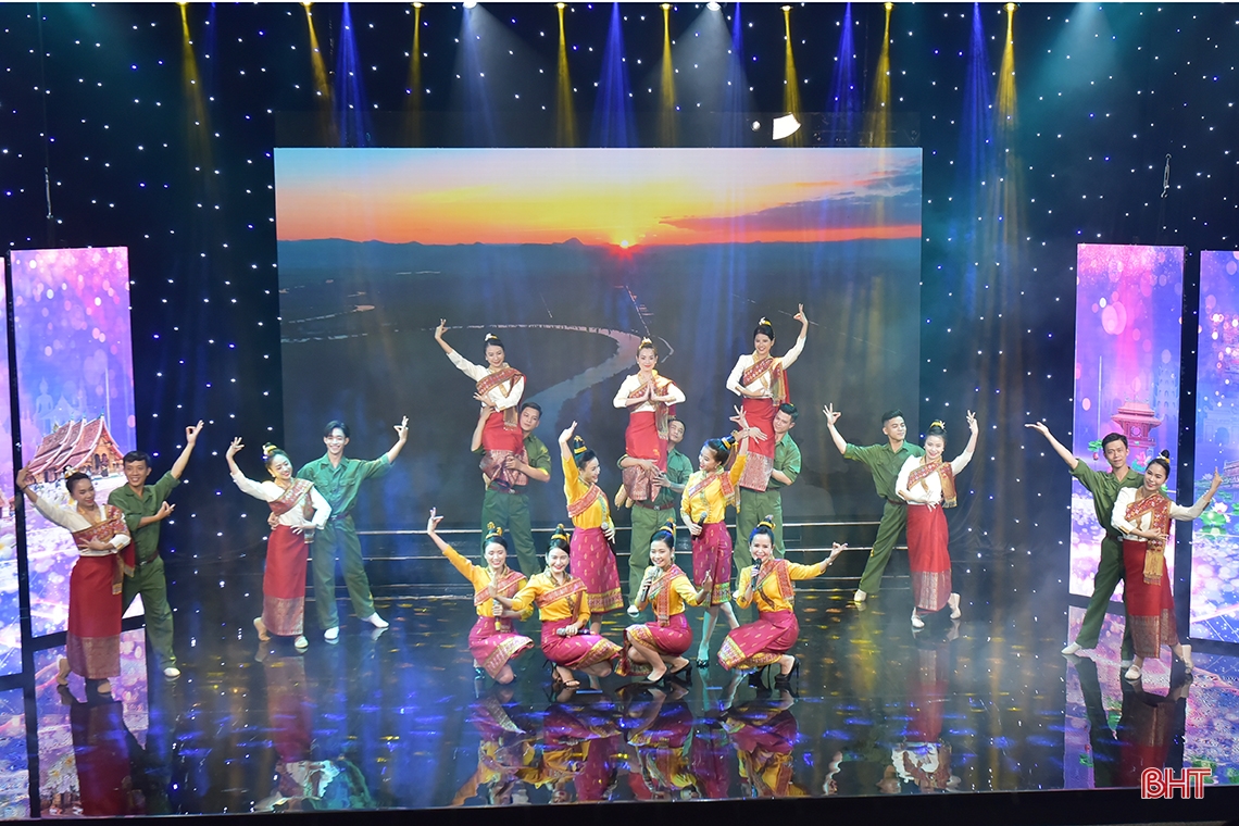 Lắng đọng Chương trình giao lưu nghệ thuật “Nghĩa tình hai mái Trường Sơn” ảnh 6 Lắng đọng Chương trình giao lưu nghệ thuật “Nghĩa tình hai mái Trường Sơn”