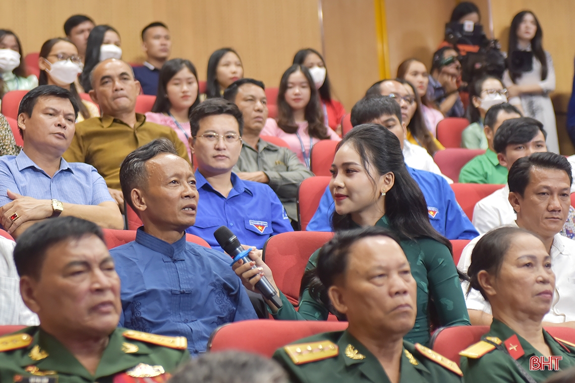 Lắng đọng Chương trình giao lưu nghệ thuật “Nghĩa tình hai mái Trường Sơn” ảnh 9 Lắng đọng Chương trình giao lưu nghệ thuật “Nghĩa tình hai mái Trường Sơn”