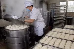 Các cơ sở sản xuất bánh bao đang đầu tư thiết bị như thế nào để nâng cao năng suất?
