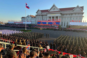 Toàn cảnh lễ diễu binh, diễu hành kỷ niệm 50 năm Quốc khánh Lào