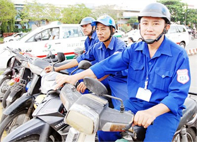 Theo quy định mới, tài xế xe ôm phải có đồng phục, biển hiệu. Ảnh: Cao Thăng