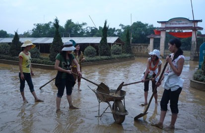 GV Trường THPT Cù Huy Cận, xã Đức Lĩnh (Vũ Quang) tích cực dọn vệ sinh để sớm đón học sinh trở lại