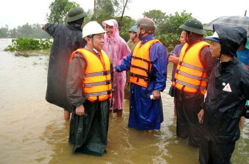 Chủ tịch UBND tỉnh thăm hỏi, động viên người dân vùng hạ du Kẻ Gỗ bị ngập lụt