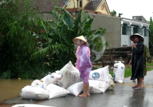 Người dân vùng hạ du Kẻ Gỗ chủ động sơ tán, di chuyển đồ đạc lên nơi an toàn