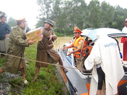 nhận hàng cứu trợ