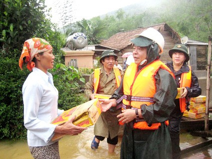 Lãnh đạo tỉnh Hà Tĩnh kịp thời thăm hỏi, động viên và chuyển hàng cứu trợ cho người dân
